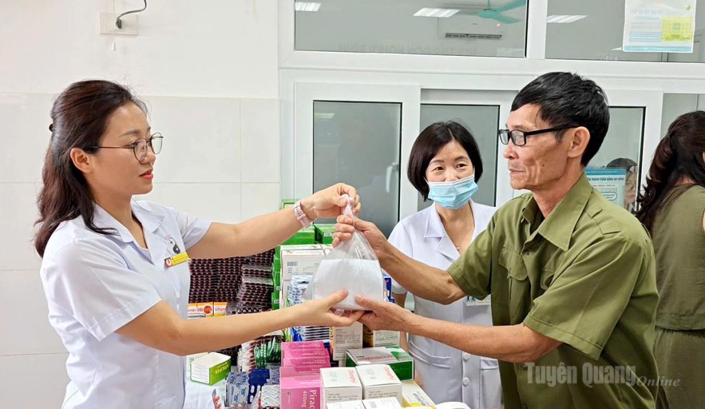Cấp phát thuốc miễn phí góp phần nâng cao sức khỏe cho các đối tượng chính sách.