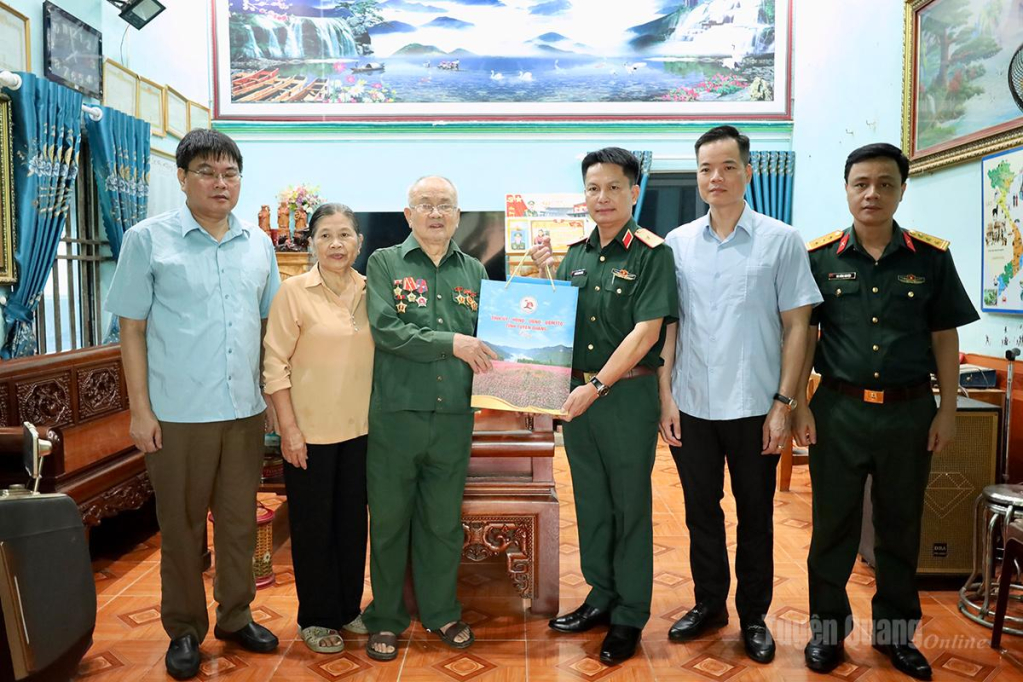 Đồng chí Nguyễn Đình Cương, Ủy viên Ban Thường vụ Tỉnh ủy, Chỉ huy trưởng Bộ Chỉ huy Quân sự tỉnh tặng quà ông Hoàng Thế Bảo, thương binh có tỷ lệ tổn thương cơ thể 22%, thôn Lũ Khê, xã Thái Hòa.
