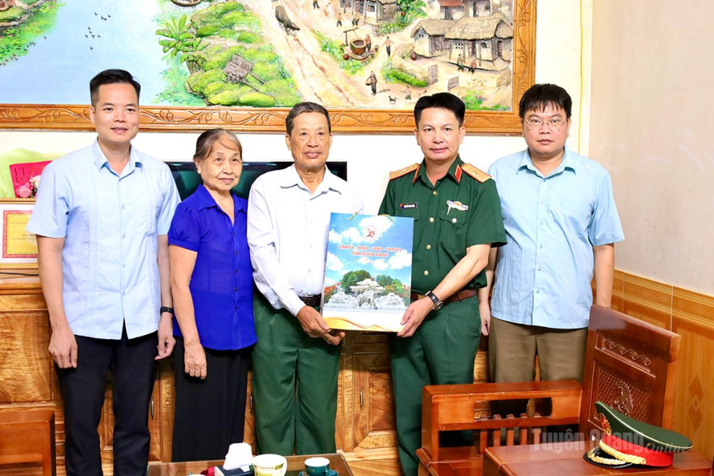 Đồng chí Nguyễn Đình Cương, Ủy viên Ban Thường vụ Tỉnh ủy, Chỉ huy trưởng Bộ Chỉ huy Quân sự tỉnh tặng quà ông Trần Xuân Bảo, thương binh có tỷ lệ tổn thương cơ thể 21%, thôn Cây Xoan, xã Thái Hòa.