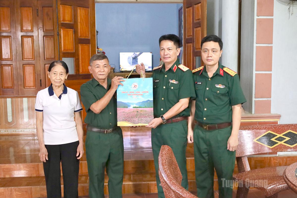 Đồng chí Nguyễn Đình Cương, Ủy viên Ban Thường vụ Tỉnh ủy, Chỉ huy trưởng Bộ Chỉ huy Quân sự tỉnh tặng quà ông Đinh Quốc Triệu, bệnh binh có tỷ lệ tổn thương cơ thể 61%, thôn Đoàn Kết, xã Yên Sơn.