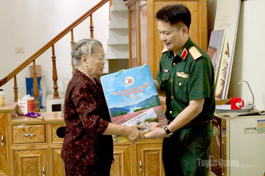 Đồng chí Nguyễn Đình Cương, Ủy viên Ban Thường vụ Tỉnh ủy, Chỉ huy trưởng Bộ Chỉ huy Quân sự tỉnh tặng quà bà Nguyễn Thị Điểu, vợ liệt sĩ Phan Văn Quang, thôn Láng Quán, xã Yên Sơn.