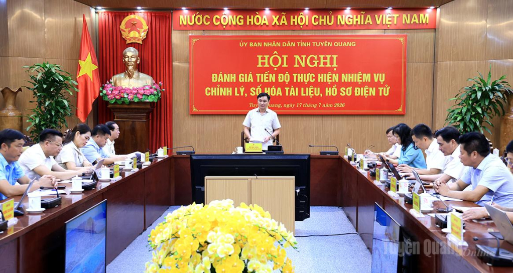 Đồng chí Đỗ Anh Tuấn, Ủy viên Ban Chấp hành Đảng bộ tỉnh, Phó Chủ tịch UBND tỉnh, Giám đốc Sở Nội vụ phát biểu chỉ đạo tại Hội nghị.