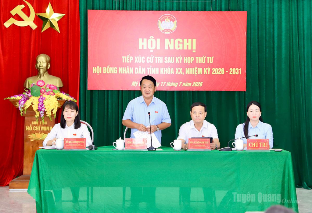 Bí thư Tỉnh uỷ Hầu A Lềnh phát biểu tại buổi tiếp xúc .