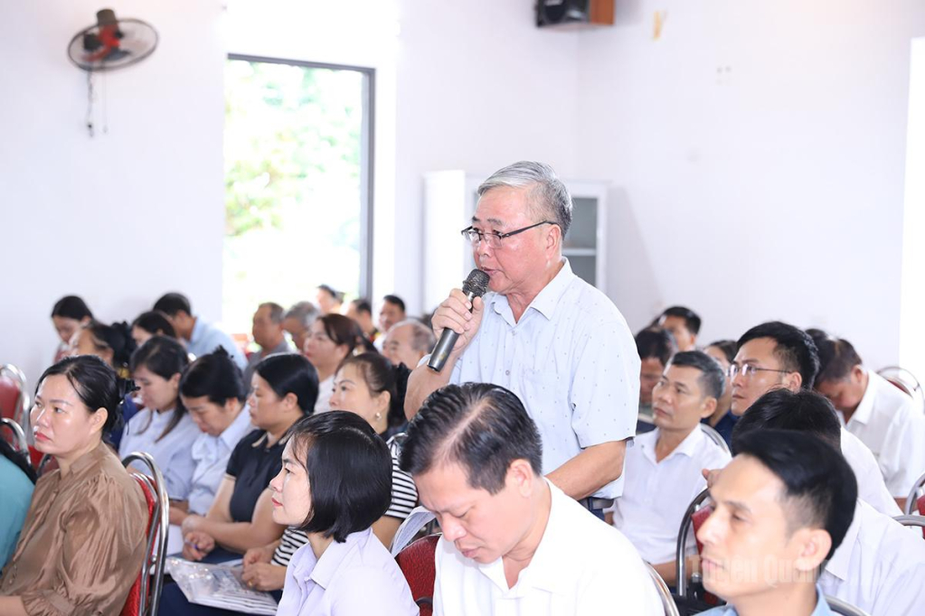 Cử tri Nguyễn Đình Vượng, Tổ dân phố Lập Thành kiến nghị tỉnh tiếp tục quan tâm đầu tư trang thiết bị, tập huấn chuyển đổi số cho cơ sở.