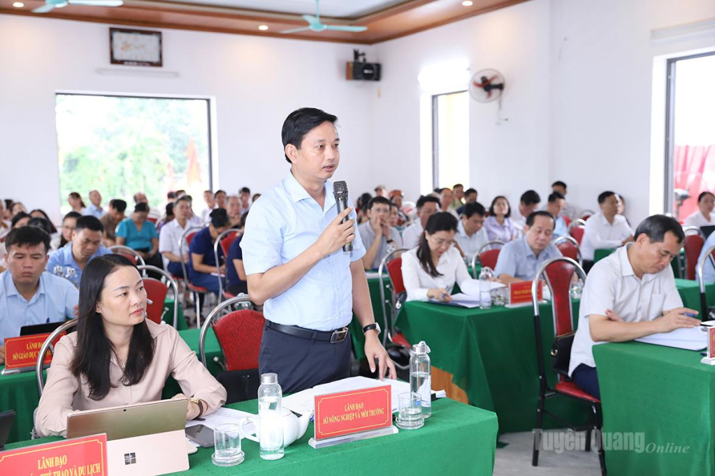 Lãnh đạo Sở Nông nghiệp và Môi trường trả lời những ý kiến, kiến nghị của cử tri về lĩnh vực đất đai.