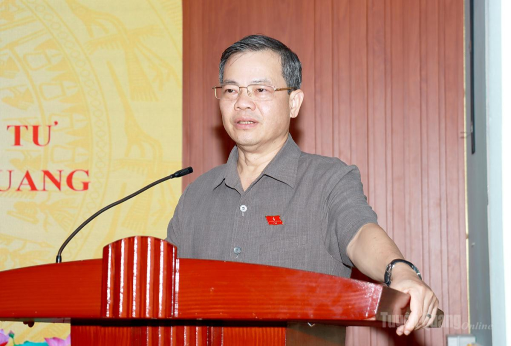 Phó Bí thư Tỉnh ủy, Chủ tịch HĐND tỉnh Nguyễn Văn Sơn phát biểu tại hội nghị.