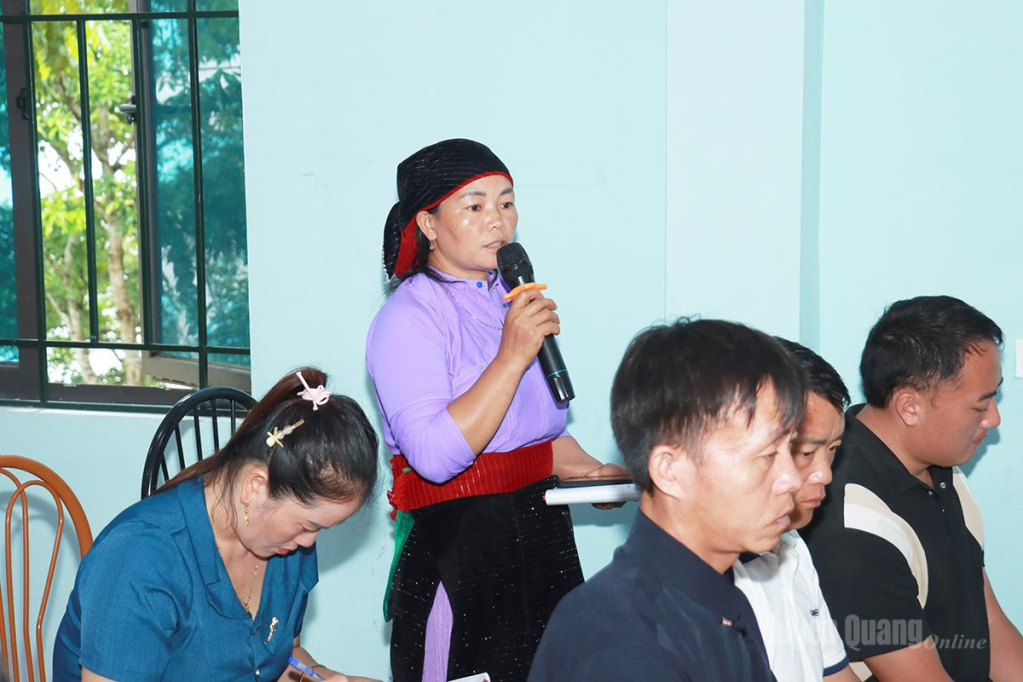 Cử tri xã Cán Tỷ nêu ý tại hội nghị.