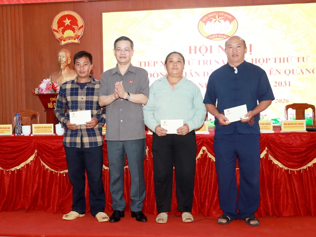 Phó Bí thư Tỉnh ủy, Chủ tịch HĐND tỉnh Nguyễn Văn Sơn tặng quà gia đình chính sách của xã Cán Tỷ.