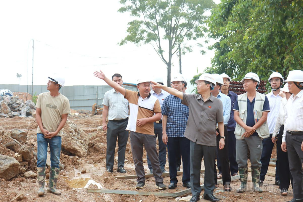 Phó Bí thư Tỉnh ủy, Chủ tịch HĐND tỉnh Nguyễn Văn Sơn kiểm tra tiến độ xây dựng Trường Phổ thông nội trú liên cấp Tiểu học và THCS xã Cán Tỷ.