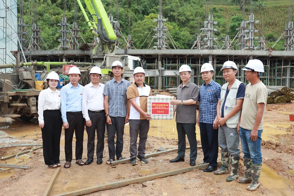 Đồng chí Nguyễn Văn Sơn, Phó Bí thư Tỉnh ủy, Chủ tịch HĐND tỉnh tặng quà cho đơn vị thi công Trường Phổ thông nội trú liên cấp Tiểu học và THCS xã Cán Tỷ.