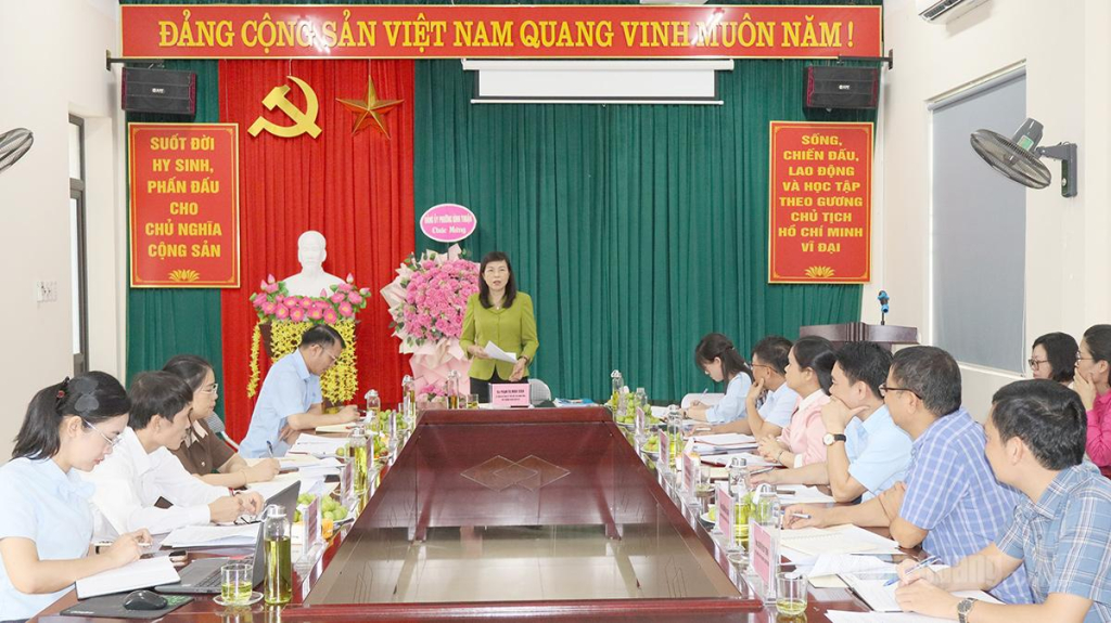 Đồng chí Phạm Thị Minh Xuân, Ủy viên Ban Thường vụ Tỉnh ủy, Phó Chủ tịch HĐND tỉnh cùng Đoàn giám sát làm việc với phường Bình Thuận.