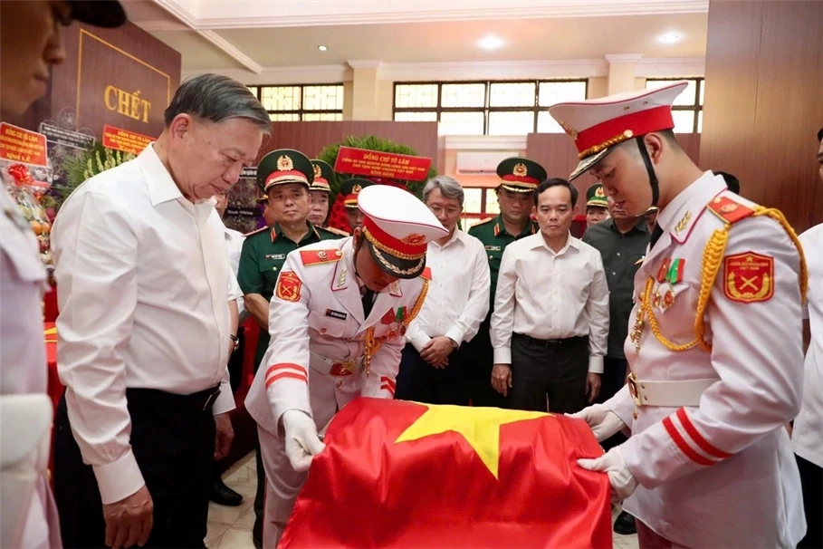 Tổng Bí thư, Chủ tịch nước Tô Lâm dâng hương tại khu vực Nhà quàn hài cốt liệt sĩ ở công viên Lê Thị Riêng. Ảnh: Tạp chí Tổ chức Nhà nước và lao động