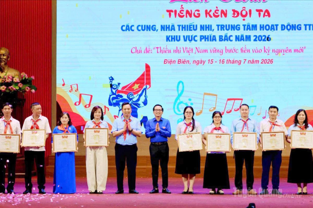 Hội đồng Đội Trung ương trao Bằng khen cho các đơn vị tham gia Liên hoan.