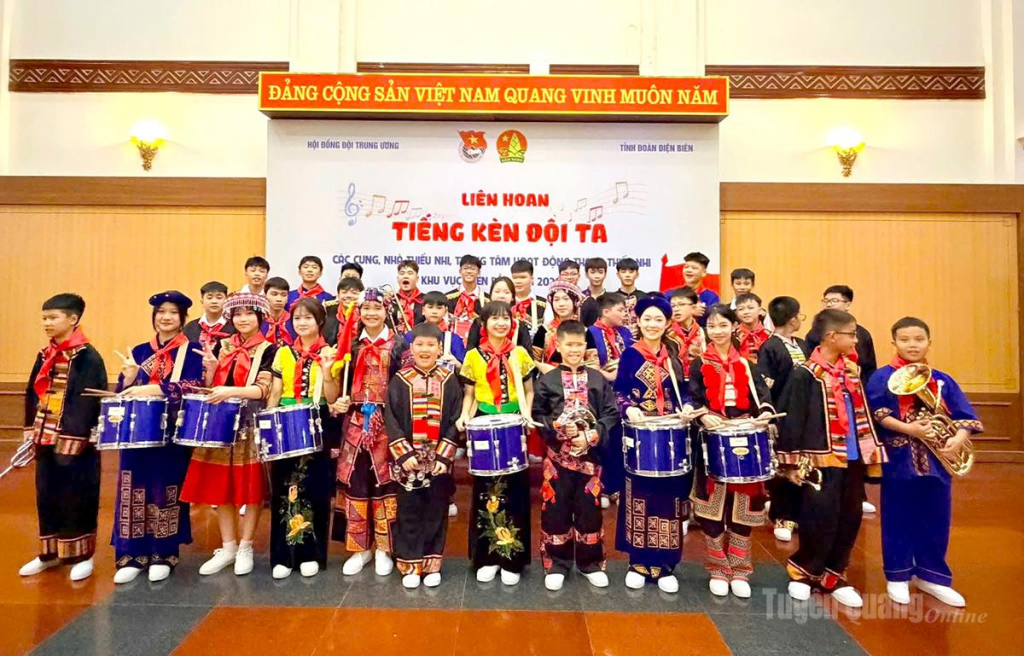 Đoàn thiếu nhi tỉnh Tuyên Quang tham gia Liên hoan.