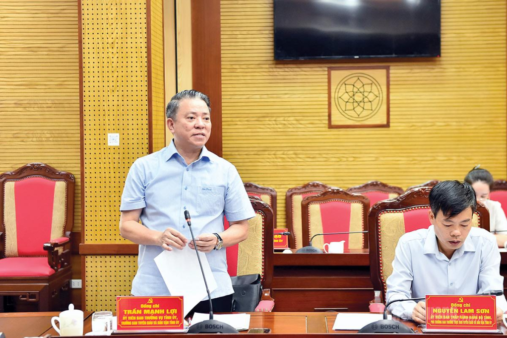 Đồng chí Trưởng ban Tuyên giáo và Dân vận Tỉnh ủy Trần Mạnh Lợi gợi ý thảo luận tại hội nghị.