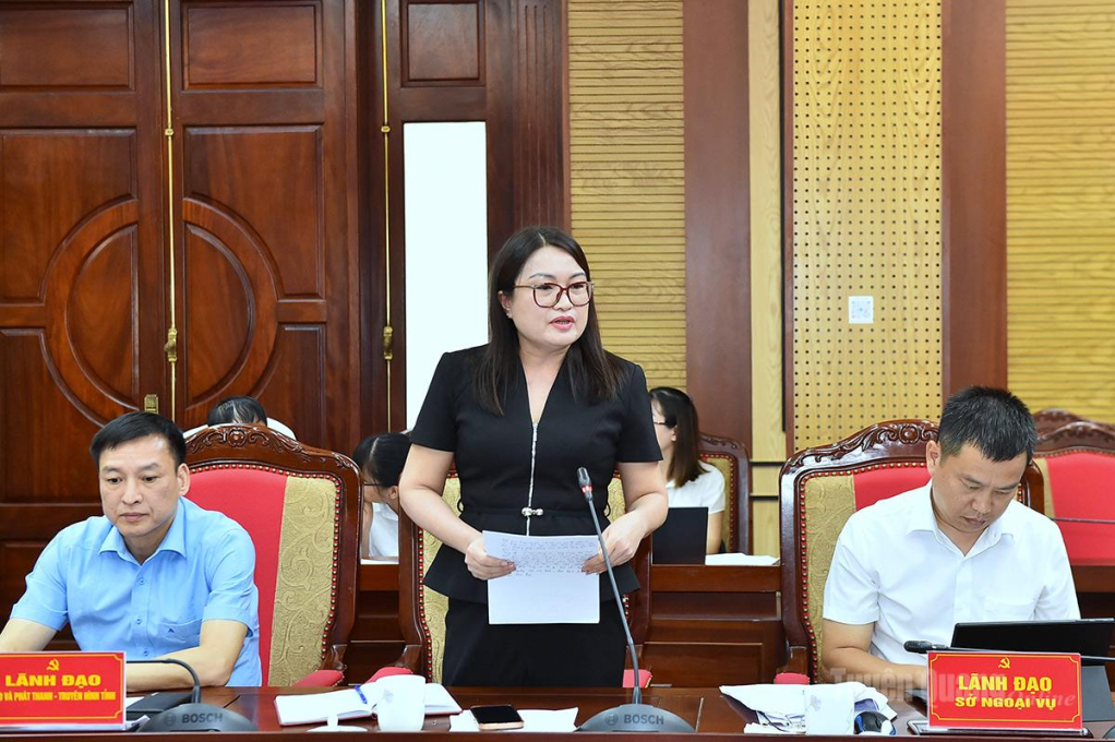 Đồng chí Nguyễn Thị Hoài Yên, Phó Giám đốc Báo và phát thanh, truyền hình Tuyên Quang phát biểu tại hội nghị.