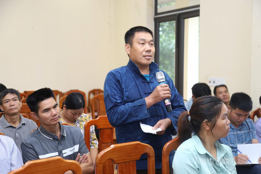Cử tri xã Du Già kiến nghị các vấn đề liên quan đến đời sống dân sinh đến Tổ đại biểu HĐND tỉnh.