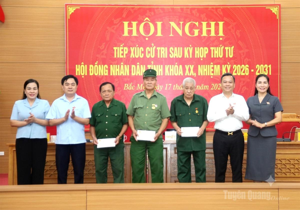 Tổ đại biểu số 1 HĐND tỉnh tặng quà cho gia đình chính sách ở xã Bắc Mê.
