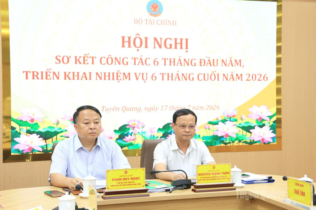 Các đồng chí: Phan Huy Ngọc, Phó Bí thư Tỉnh ủy, Chủ tịch UBND tỉnh; Nguyễn Mạnh Tuấn, Ủy viên Ban Thường vụ Tỉnh ủy, Phó Chủ tịch Thường trực UBND tỉnh đồng chủ trì hội nghị tại điểm cầu tỉnh Tuyên Quang.