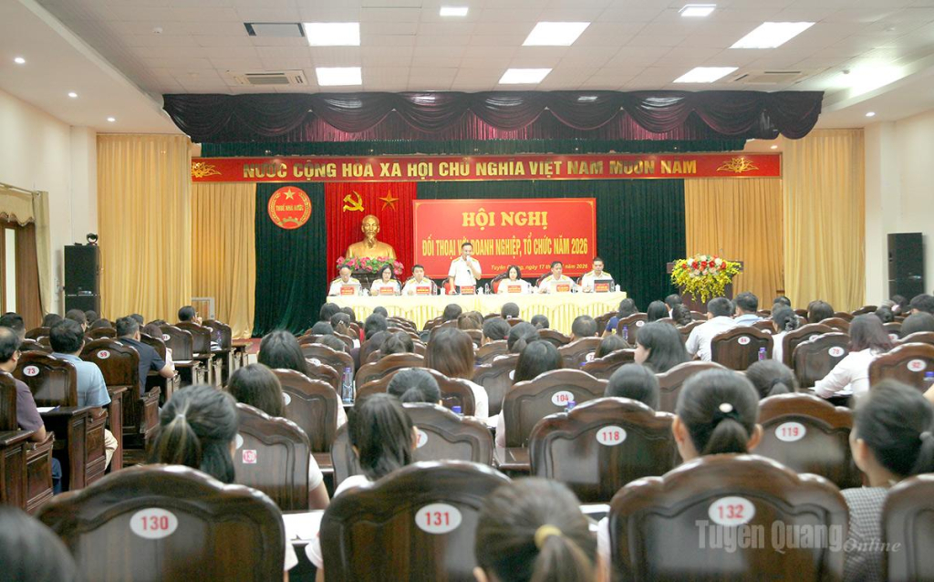 Lãnh đạo Thuế tỉnh Tuyên Quang trả lời vướng mắc của doanh nghiệp.