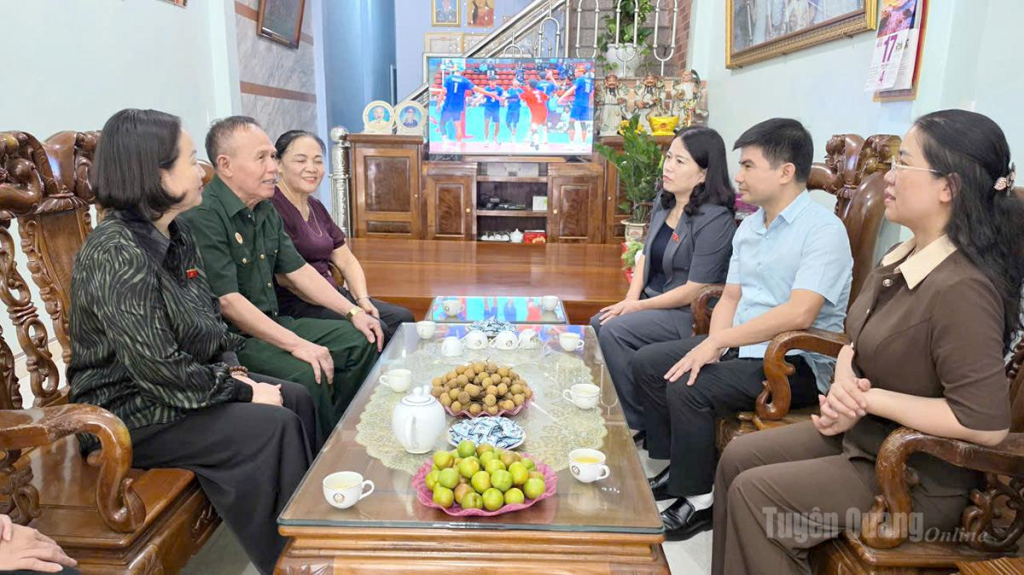 Đại biểu Quốc hội Phạm Thúy Chinh và Lý Thị Lan thăm hỏi gia đình thương binh, người hoạt động kháng chiến bị nhiễm chất độc hóa học Võ Duy Chức, thôn Việt Quang, xã Bắc Quang.