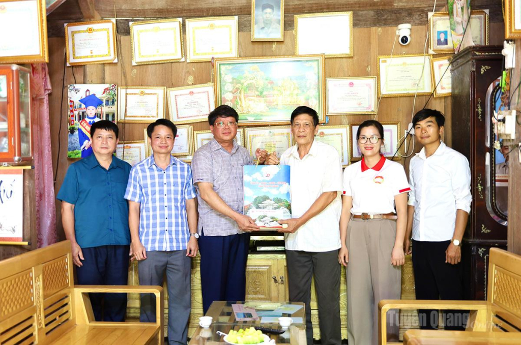 Đồng chí Hà Trung Kiên, Ủy viên Ban Thường vụ Tỉnh ủy, Phó Chủ tịch Thường trực Ủy ban MTTQ Việt Nam tỉnh tặng quà ông Bàn Tiến Ngọc, sinh năm 1952, bệnh binh tỷ lệ tổn thương cơ thể 61%, thôn Khuổi Lầy, xã Tri Phú.