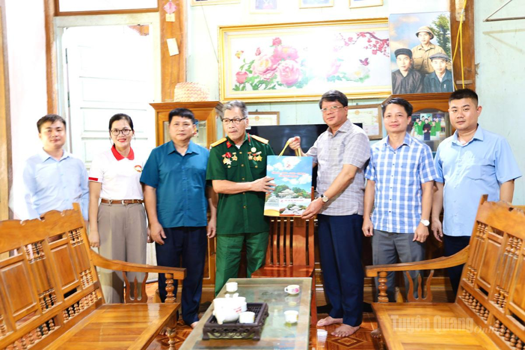 Đồng chí Hà Trung Kiên, Ủy viên Ban Thường vụ Tỉnh ủy, Phó Chủ tịch Thường trực Ủy ban MTTQ Việt Nam tỉnh tặng quà ông Hoàng Như Thuận, sinh năm 1948, bệnh binh tỷ lệ tổn thương cơ thể 61%, thôn Tiến Thành 1, xã Tri Phú.