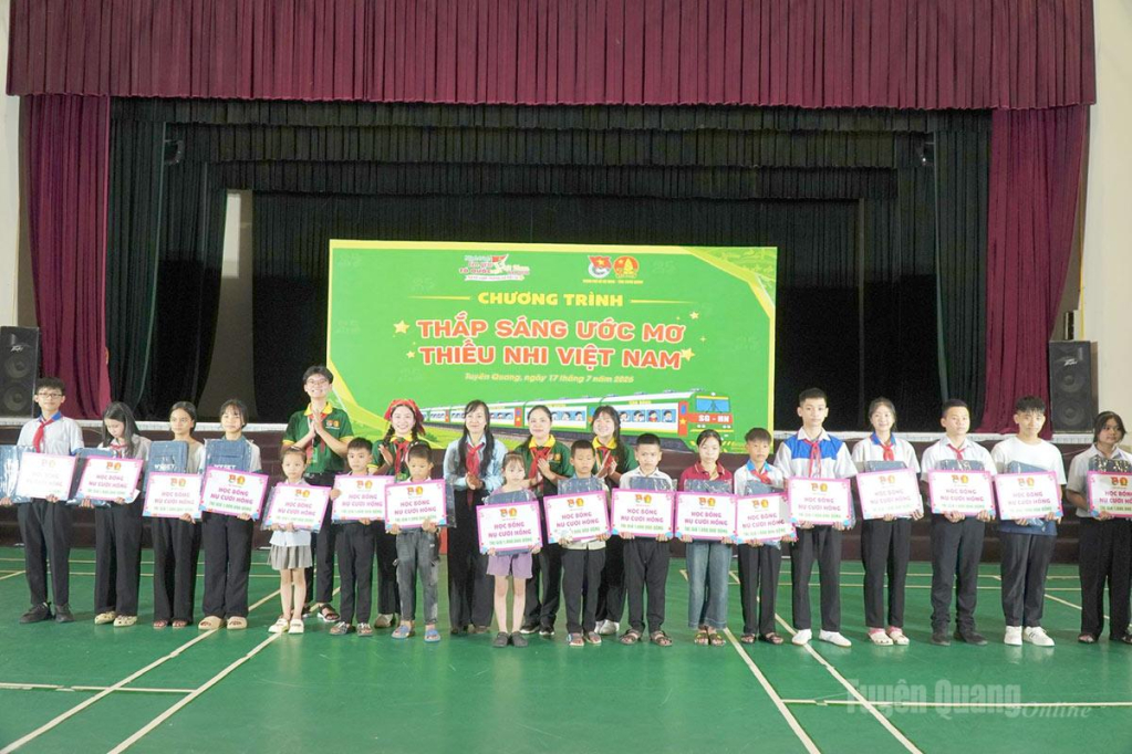 Ban tổ chức trao tặng 20 suất học bổng Nụ cười hồng.