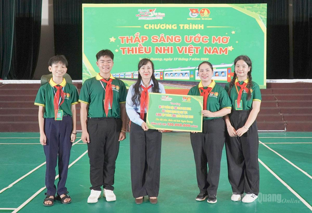 Tỉnh đoàn Tuyên Quang nhận những phần quà dành cho các em thiếu nhi từ Thành đoàn Thành phố Hồ Chí Minh.