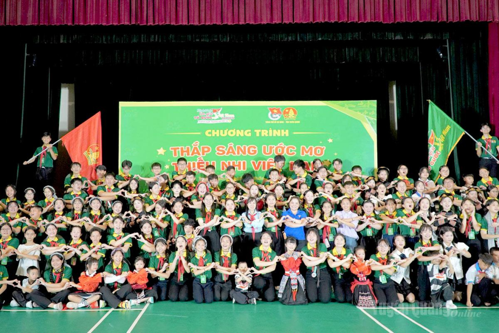 Đại biểu, lãnh đạo Thành đoàn Thành phố Hồ Chí Minh, Tỉnh đoàn Tuyên Quang và thiếu nhi hai địa phương lưu lại khoảnh khắc ý nghĩa tại Hành trình.