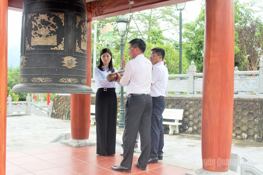 Đoàn công tác thỉnh chuông tại Đền thờ các Anh hùng liệt sỹ trong khuôn viên Nghĩa trang Liệt sỹ Quốc gia Vị Xuyên.
