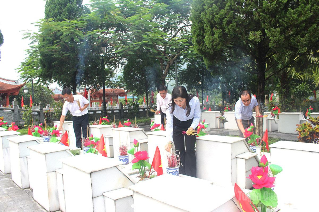 Đoàn công tác Văn phòng Thành ủy Đà Nẵng và Văn phòng Tỉnh ủy Tuyên Quang thắp hương phần mộ các Anh hùng Liệt sỹ.