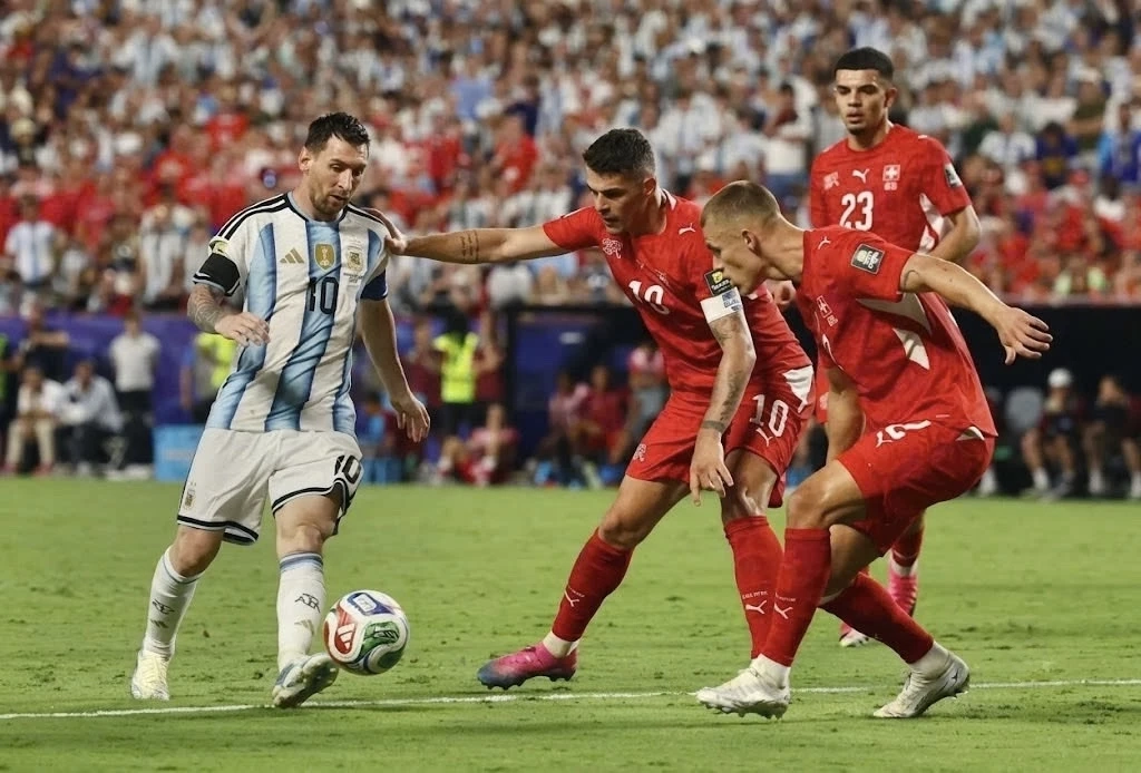 Lionel Messi (bên trái) tiếp tục truyền cảm hứng bằng bản lĩnh và khát vọng chinh phục ở kỳ  World Cup thứ 6 trong sự nghiệp.
