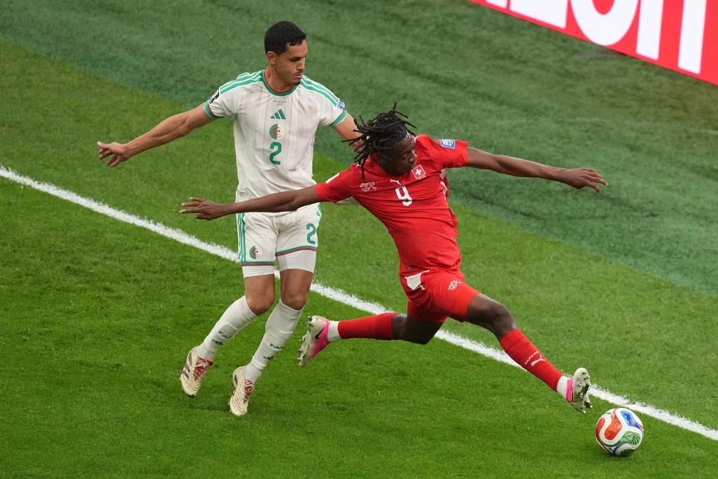 Tiền vệ Johan Manzambi (số 9) kiến tạo trong chiến thắng 2-0 của Thụy Sĩ trước Algeria tại vòng 1/16 World Cup 2026.