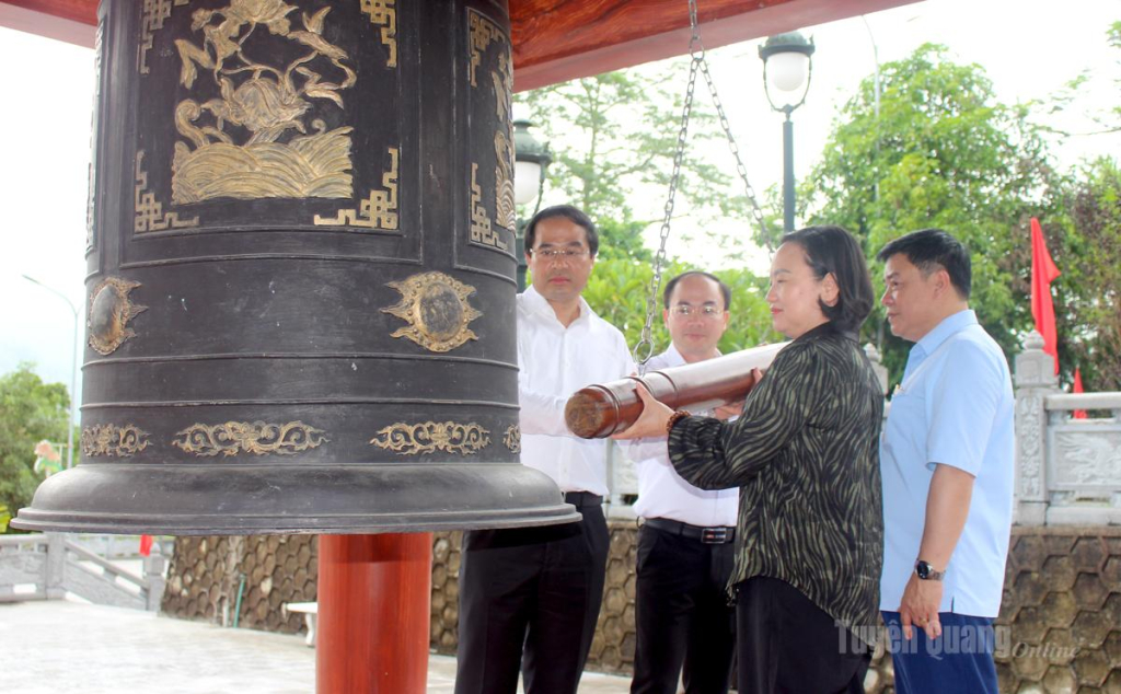 Đoàn công tác thỉnh chuông tại Đền thờ các Anh hùng liệt sỹ trong khuôn viên Nghĩa trang Liệt sỹ Quốc gia Vị Xuyên.
