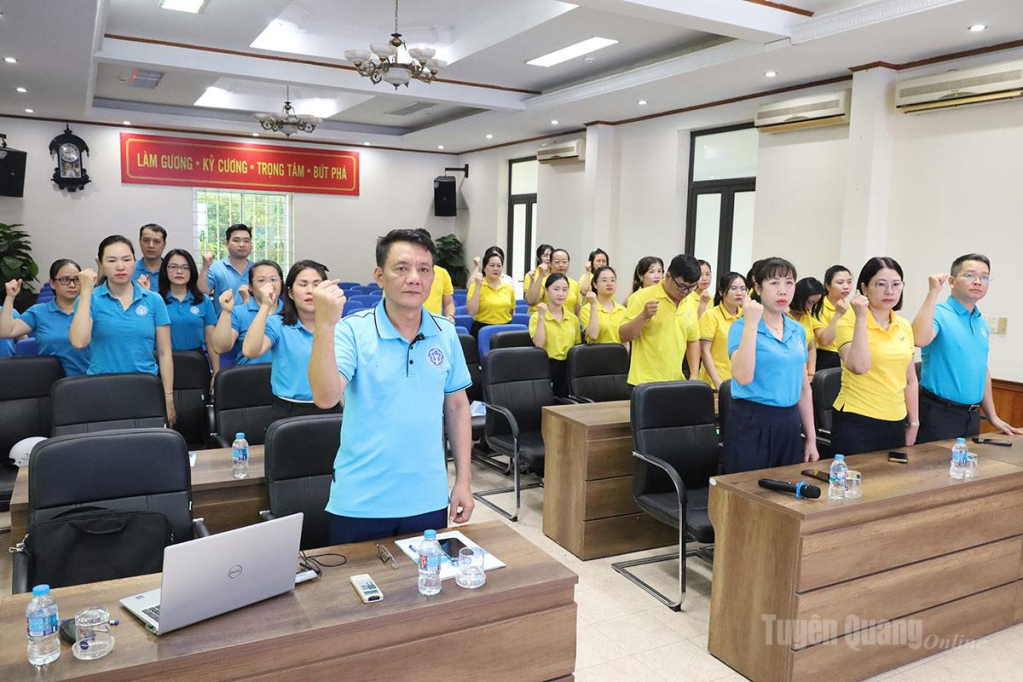 Cán bộ, nhân viên Bưu điện tỉnh và Bảo hiểm xã hội tỉnh hưởng ứng lễ ra quân tuyên truyền, vận động người dân tham gia BHXH, BHYT.