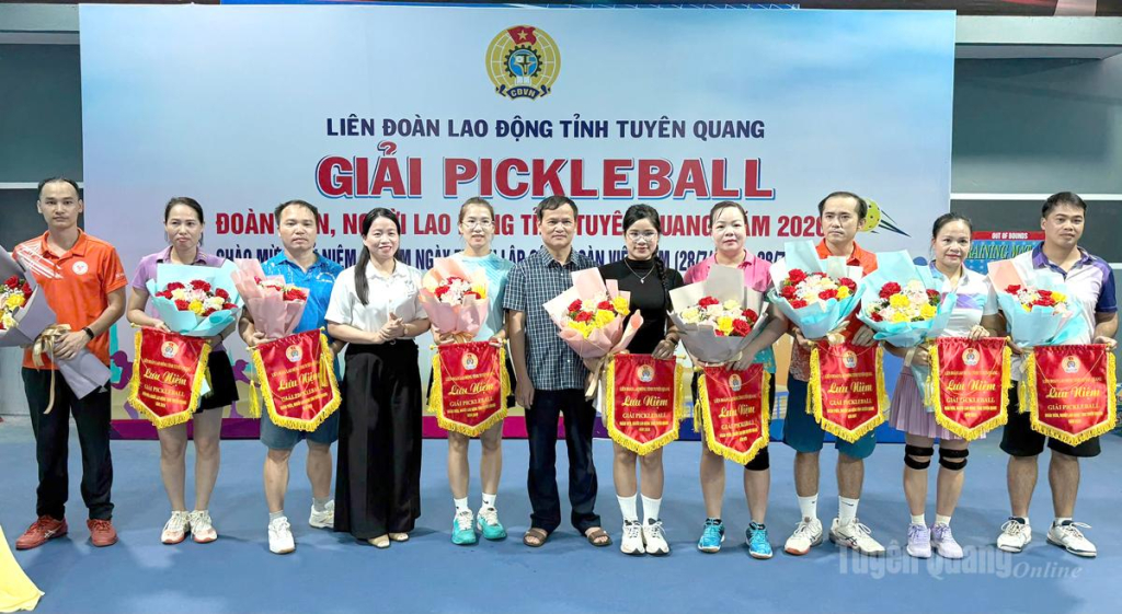 Lãnh đạo Mặt trận Tổ quốc, Liên đoàn Lao động tỉnh tặng hoa, chúc mừng các đội tham dự Giải.