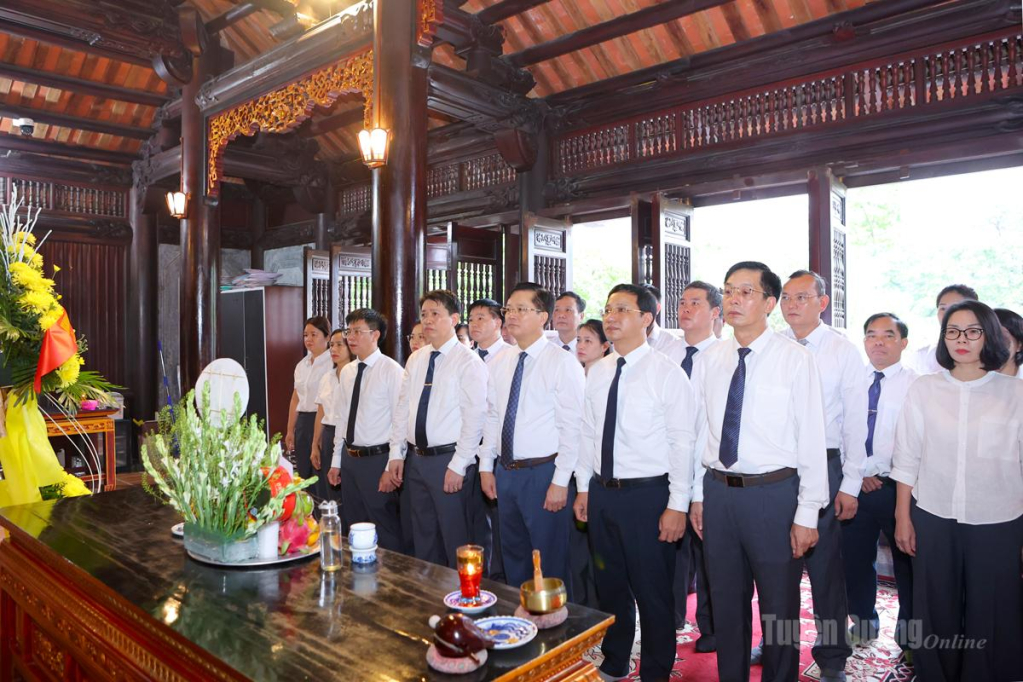 Đồng chí Trần Quang Minh, Uỷ viên Ban Thường vụ Tỉnh uỷ, Trưởng Ban Tổ chức Tỉnh ủy và đoàn dâng hương tại Đền thờ Chủ tịch Hồ Chí Minh.