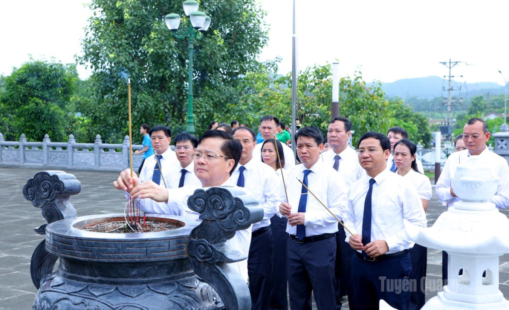 Lãnh đạo Ban Tổ chức Tỉnh ủy  và cán bộ, công chức viếng các Anh hùng liệt sĩ tại Nghĩa trang Liệt sĩ tỉnh.