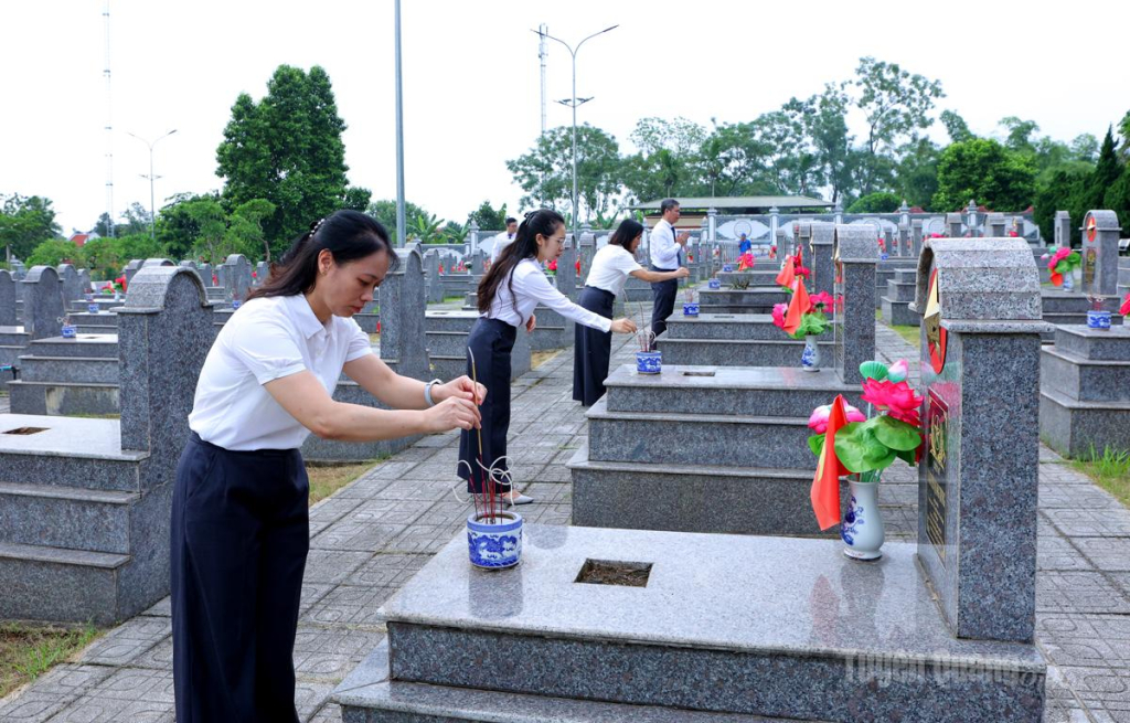 Cán bộ, công chức và người lao động Ban Tổ chức Tỉnh ủy dâng hương tại phần mộ các Anh hùng liệt sĩ.