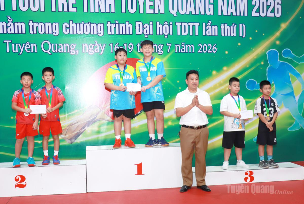 Ban tổ chức trao giải cho các vận động viên đoạt giải ở nội dung đôi nam nhóm tuổi sinh năm 2015 – 2018.
