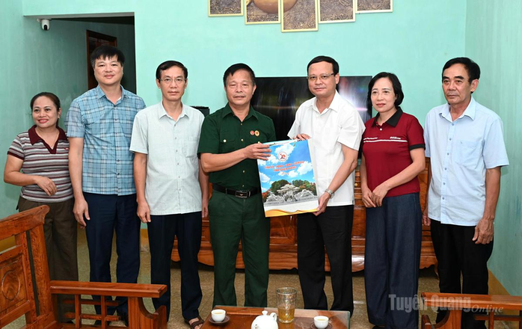Đồng chí Nguyễn Mạnh Tuấn, Ủy viên Ban Thường vụ Tỉnh ủy, Phó Chủ tịch Thường trực UBND tỉnh thăm, tặng quà ông Trần Văn Khương, tổ dân phố 16, phường An Tường.