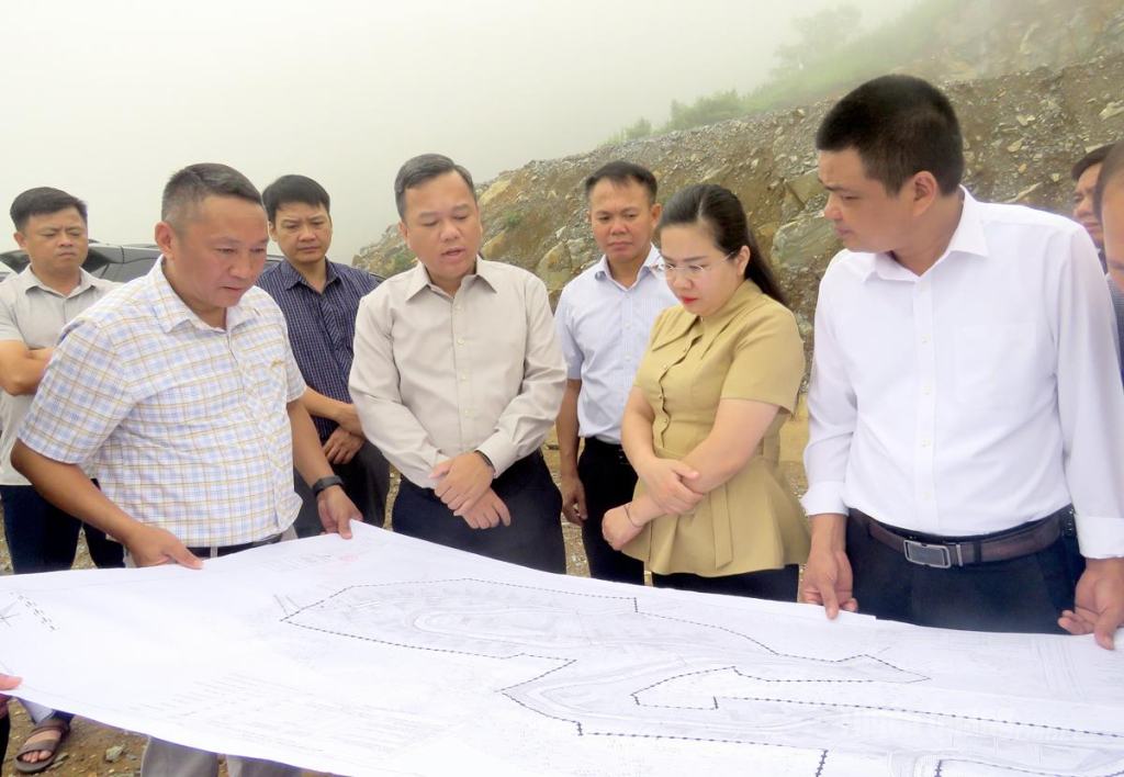 Đồng chí Đỗ Hùng Đức nghe báo cáo phương án quy hoạch Dự án sắp xếp, bố trí ổn định dân cư tập trung Cốc Pài (nay thuộc thôn Lùng Vai, xã Pà Vầy Sủ).