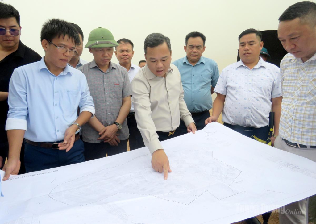 Đồng chí Phó Chủ tịch UBND tỉnh trực tiếp rà soát, trao đổi về phương án quy hoạch Dự án sắp xếp, bố trí ổn định dân cư tập trung Chúng Chải (nay thuộc thôn Nàn Xỉn, xã Xín Mần).