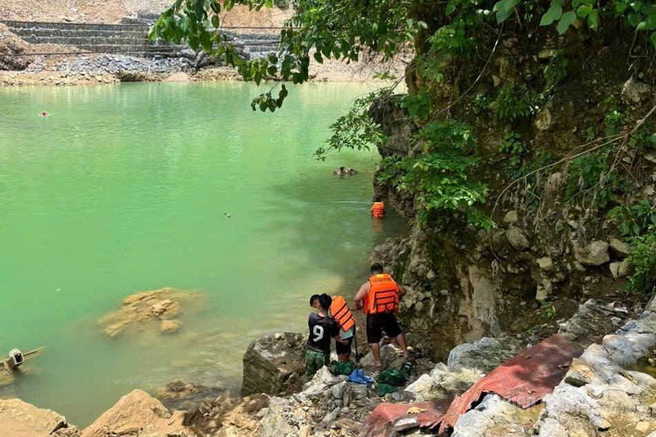 Cán bộ, chiến sĩ Đồn Biên phòng Cửa khẩu Săm Pun triển khai tìm kiếm 2 người mất tích trên sông Nho Quế.