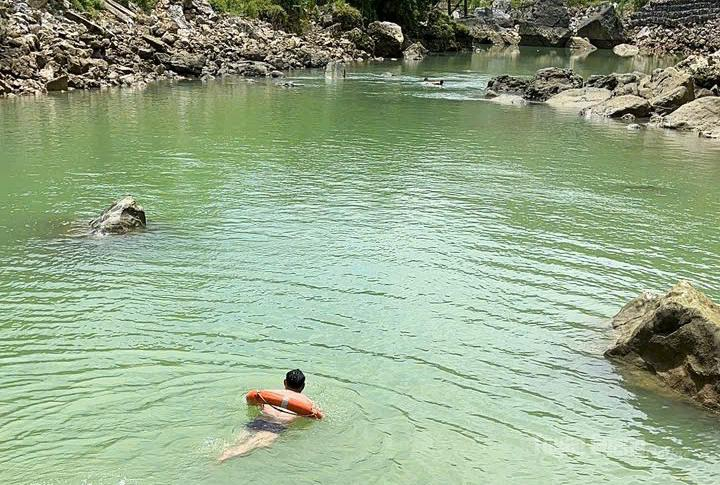 Khu vực sông Nho Quế có nhiều đá ngầm, địa hình phức tạp gây khó khăn cho công tác tìm kiếm.