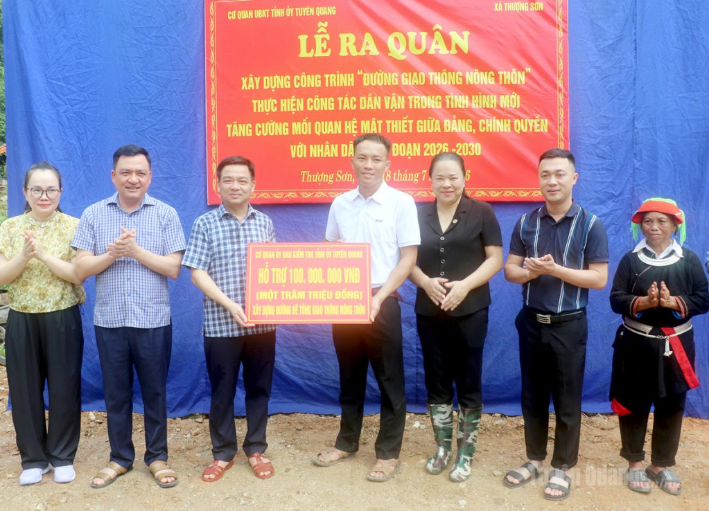 Đồng chí Nguyễn Hưng Vượng, Ủy viên Ban Thường vụ Tỉnh ủy, Chủ nhiệm Ủy ban Kiểm tra Tỉnh ủytrao biển tượng trưng hỗ trợ 100 triệu đồng xây dựng tuyến đường giao thông thôn Trung Sơn.