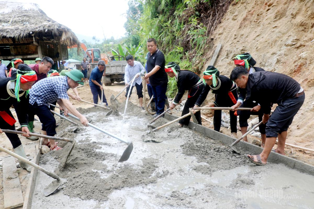 Lễ ra quân xây dựng công trình giao thông Nông thôn mới thôn Trung Sơn thu hút đông đảo mọi người tham gia.