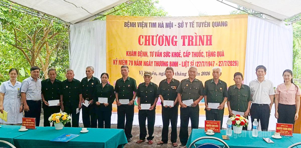 Đại diện đoàn công tác tặng quà tri ân người có công tại xã Vị Xuyên.