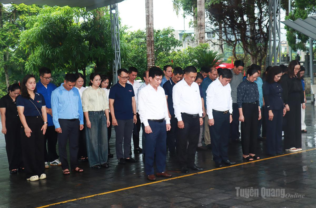 Các đại biểu dành phút mặc niệm tưởng nhớ các Anh hùng liệt sĩ tại Nghĩa trang Liệt sĩ Quốc gia Vị Xuyên.